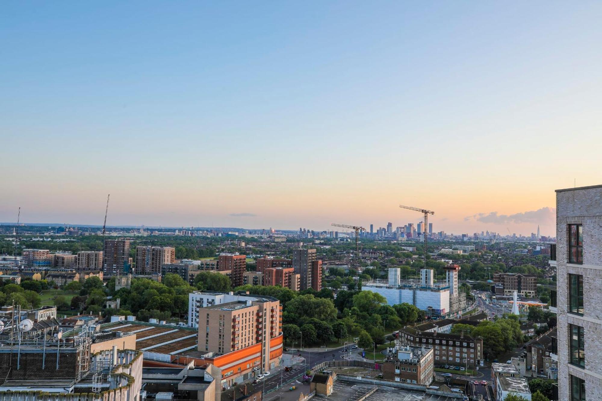 Amazing London City Skyline View & Transport Links Barking  Eksteriør bilde